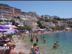 Neum krcat, plaže pune, gužve na svakom koraku (Video)