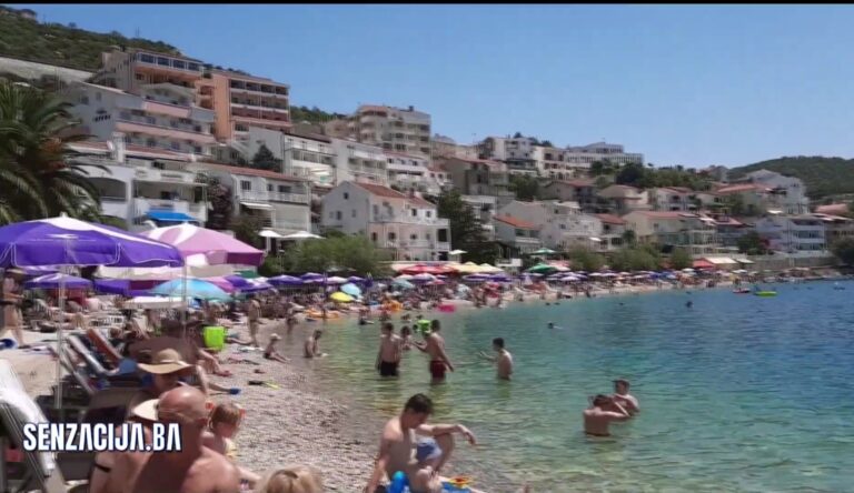 Neum krcat, plaže pune, gužve na svakom koraku (Video)