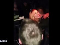 RADA MANOJLOVIĆ ZAPROŠENA: Pala mu u zagrljaj (Video)