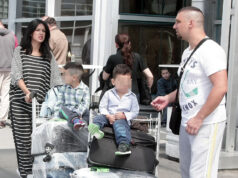 Sinovi joj potrčali u zagrljaj, a tu je i suprug: Snimak sa aerodroma topi srce, njenoj sreći nije bilo kraja