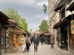 Bajramska atmosfera u Sarajevu: Vjernici nakon bajram-namaza uživali u kafi i u šetnji (Foto)