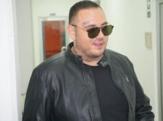 HAPŠEN ZBOG PUCNJAVE?! Procurile privatne fotke Filipa Cara, naoružan sa fantomkom na glavi (Foto)