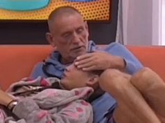 OGAVNO! DEVETNAESTOGIDIŠNJA ZADRUGARKA LEŽI U KRILU LEPOG MIĆE (63): Stari zadrugar je mazi i dogovara sastanak kad izađu napolje! (VIDEO)