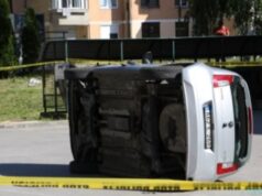Automobil udario dijete u Sarajevu, građani prevrnuli vozilo kako bi ga izvukli (Foto)