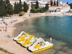 Za vikend u Neum stigle stotine turista, otvorena sezona kupanja, a evo i kakve su cijene u restoranima i koliko koštaju apartmani
