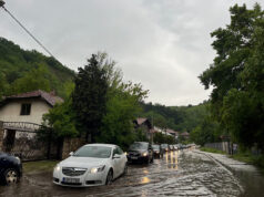 Haos u Zenici: Poplavljene ceste, jedno drvo palo na automobil (Video, foto)