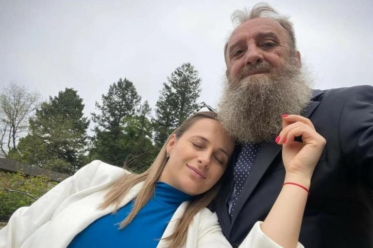 Voditeljka (31) i političar (67) u braku su 7 godina: Persiraju jedno drugom, ona ga zaprosila, a sad čekaju bebu!