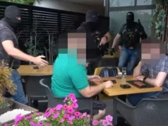 POGLEDAJTE VIDEO: Mirno pio kafu u kafiću, a onda ga je policija uhapsila