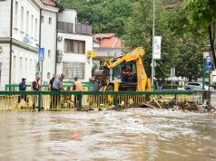 UZNEMIRUJUĆI PRIZORI IZ TEŠNJA: Centar grada potpuno poplavljen, automobili plutaju ulicama