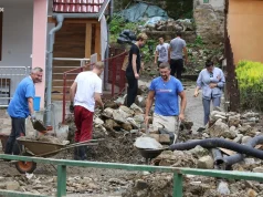 Mještani Čelića u suzama čiste dvorišta: Izbezumljeni smo se spašavali od vode (Foto, video)
