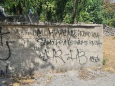 Ambasada SAD-a: Najoštrije osuđujemo vandalizam nad pravoslavnim grobljem u Mostaru