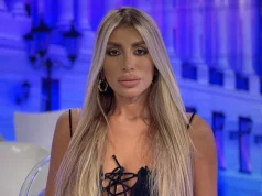 CAR OTIŠAO U ZABORAV, DALILA IMA NOVU LJUBAV? Dragojevićka pokazala kako uživa u sitne sate, njena ruka završila na butinama misterioznog muškarca! (FOTO)