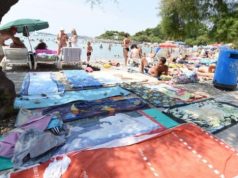 PRIZOR KOJI JE MNOGIMA ‘DIGAO ŽIVCE’/ Na ‘rezervacije’ mjesta na plaži peškirom smo navikli, ali ovo još nismo vidjeli: ‘Aladin parkirao i otišao’ (FOTO)
