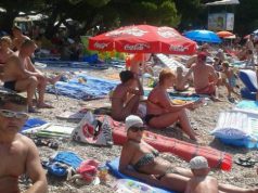 Tučnjava na plaži u Makarskoj: Zaštitari nasrnuli na prodavače kukuruza, letjele šake i čaše pred prestravljenim kupačima