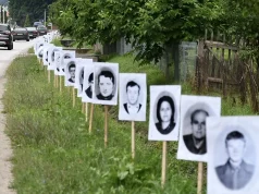 UOČI GODIŠNJICE GENOCIDA/ Nova provokacija: Fotografije pripadnika Vojske RS-a postavljene na putu koji vodi u Potočare