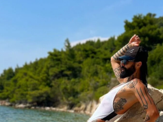 Božo Vrećo u kupaćem kostimu pozirao na Djevičanskoj plaži!