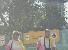 SVI NA AERODROMU ČUDNO GLEDALI DEJANA I ALEKSANDRU: Vidite li zbog čega?