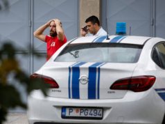 ONI SU USPJELI DA UTEKNU POMAHNITALOM MANIJAKU SA CETINJA: Amira se sa djecom zaključala u kući, a onda je Vuk krenuo uz stepenice