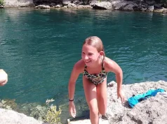 Trinaestogodišnja djevojčica iz Norveške oduševila hrabrošću i skočila sa Starog mosta (video)