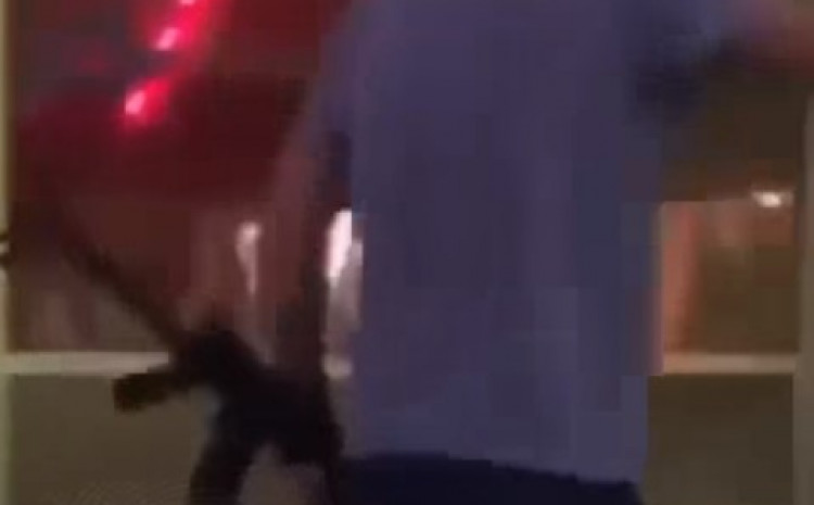 Video / Mladić šetao centrom grada sa puškom u rukama Video / Mladić šetao centrom grada sa puškom u rukama