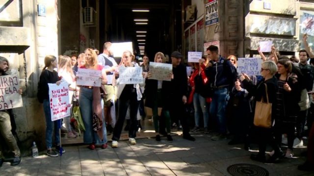Protest ispred Informera, zgrada gađana jajima, okupljeni vikali: Monstrumi!