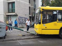 Haos u Sarajevu: Autobus se zabio u banderu, ona pala i razbila dva automobila