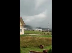 VIDEO/ POJAVIO SE SNIMAK: Pogledajte kako ‘tornado’ hara Tomislavgradom: Protutnjao olujni vjetar, nosio krovove, stadale kuće, automobili…