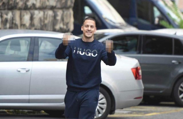 Baka Prase na policijskom saslušanju, psuje i pokazuje srednji prst! (Foto)