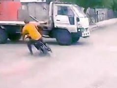 Pravo čudo: Pregazio ga kamion, on ustao kao da se ništa nije desilo (Video)