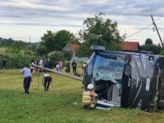 Prevrnuo se pun autobus, jedna osoba poginula, 15 putnika povrijeđeno