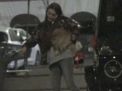 TRUDNA ANA KORAĆ PRVI PUT UHVAĆENA U JAVNOSTI! Starleta u prirodnom izdanju, nosi široki duks, ne odvaja se od njega