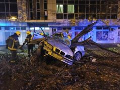 Drvo prošlo kroz BMW: Jezive slike nesreće, mladić mrtav, tinejdžerka se bori za život