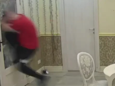 Uznemirujući snimak! Zvezdan potpuno poludio, pa se zaletio iz sve snage i prošao kroz staklo!