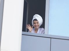 SLOBINA JELENA POZIRALA SA PEŠKIROM NA GLAVI IZ PORODILIŠTA: Nasmijana čeka muža, a evo kako izgleda samo 3 dana nakon porođaja