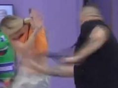 KARAMBOL EPSKIH RAZMJERA! Aleksandra i Filip se gađali, pljuvali, vrijeđali , obezbjeđenje doletjelo brzinom svjetlosti (VIDEO)