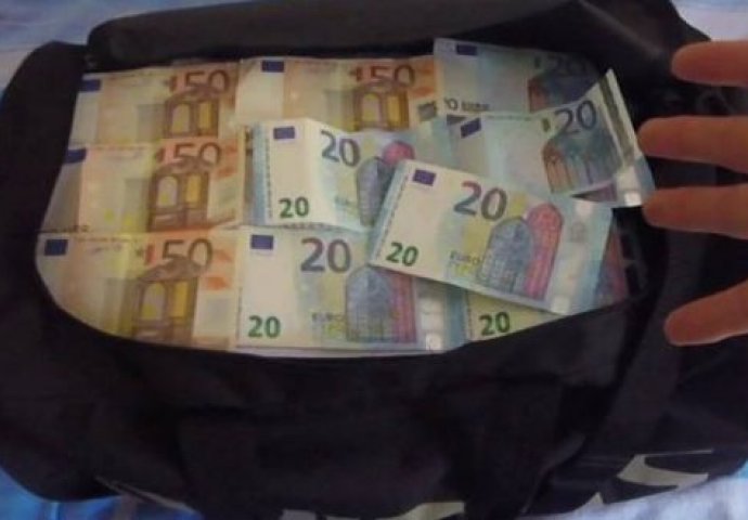 Djevojka pronašla punu torbu novčanica pa ih dijelila rodbini i prijateljima Djevojka pronašla punu torbu novčanica pa ih dijelila rodbini i prijateljima