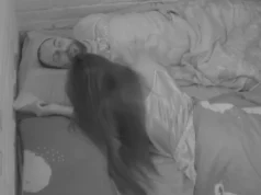 ANĐELA FETIŠARKA NASTAVLJA DA ŠOKIRA NACIJU: Zadrugarka se kao sumanuta bacila na Zvezdanovo tijelo! (VIDEO)