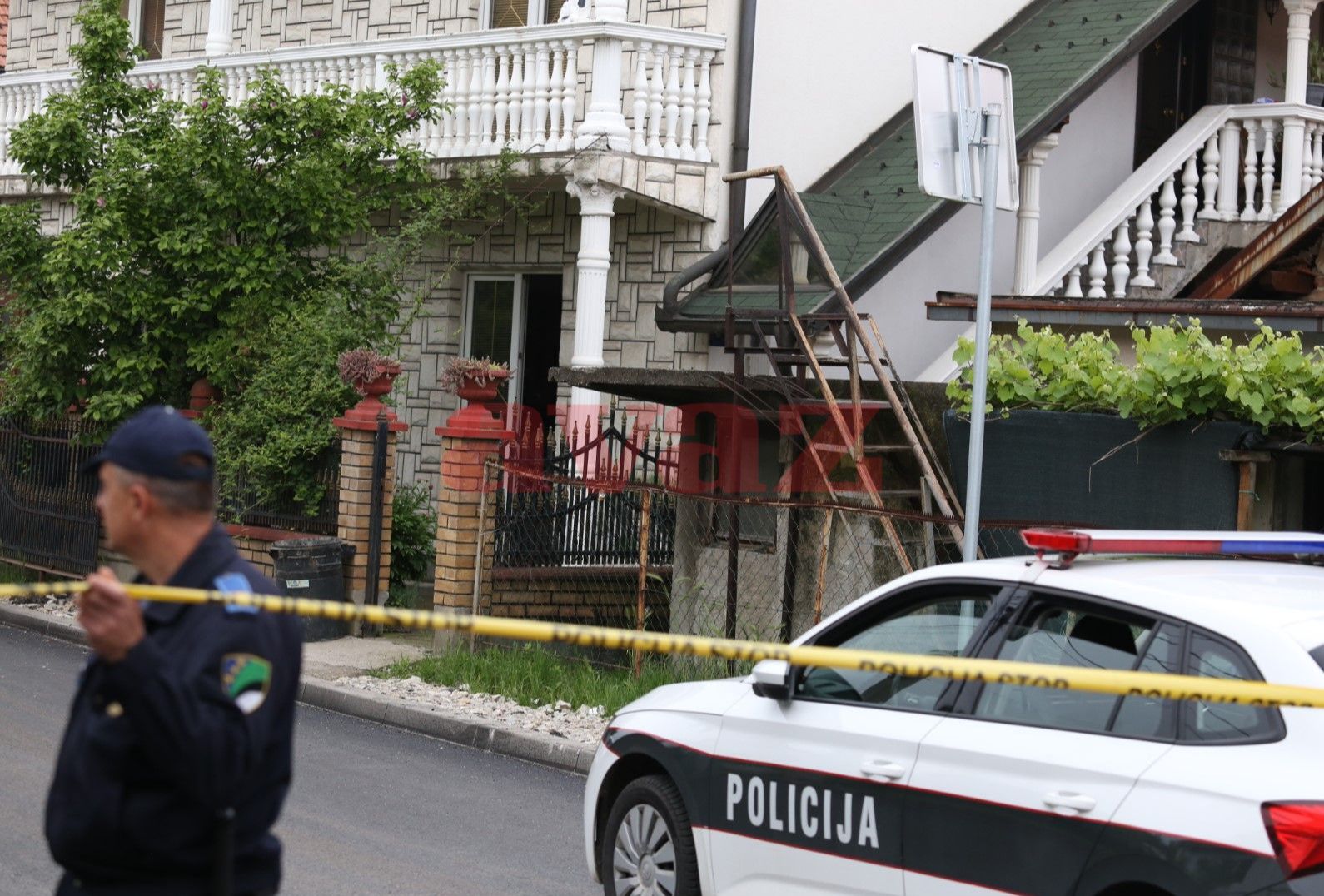 U toku KDZ pregled u Tuzli: Sumnja se da se u kući nalazi više eksplozivnih naprava U toku KDZ pregled u Tuzli: Sumnja se da se u kući nalazi više eksplozivnih naprava