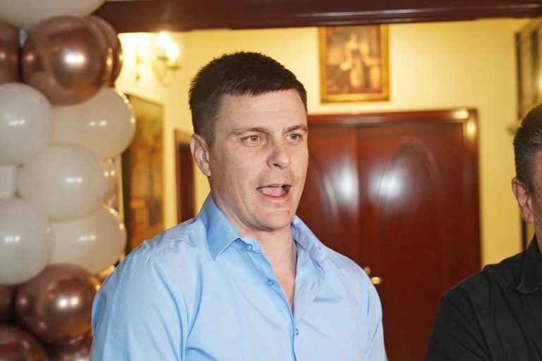 OCA STE MU GLEDALI U “SREĆNIM LJUDIMA! Vuk Kostić je sin našeg proslavljenog glumca, svi kažu da nevjerovatno liče