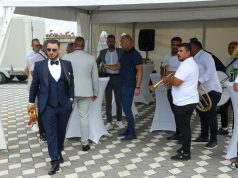 PRVE FOTOGRAFIJE SA SVADBE DARKA I KATARINE! Pjevač u odijelu, u rukama drži ovo piće, trubači se ore Brestačom