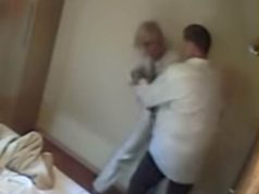 UHVATILA MUŽA U KREVETU S DRUGOM, TAJNA KAMERA SVE SNIMILA! Naša pjevačica htjela da ih bije: Izašao je demoliran iz sobe