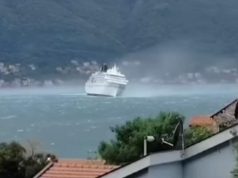 ZASTRAŠUJUĆI SNIMAK IZ KOTORA: Vjetar baca kruzer kao da je kutija šibica! “Aman više, ne dovodite brodove i ljude u opasnost”