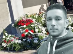 PORUKA NA VIJENCU SIJEČE POPUT ŽILETA: U lavini cvijeća izdvojio se jedan vijenac, muk i tuga na Lešću! (FOTO)