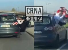 (VIDEO) DIVLJANJE OMLADINE U SARAJEVU: MLADIĆI SNIMALI VIDEO KAKO SJEDE NA VRATIMA U TOKU VOŽNJE