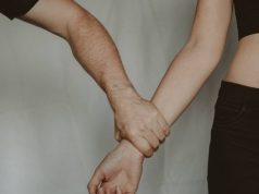 STRAVIČNO NASILJE/ Muškarac iz Tuzle tukao ženu, snimak je podijelio na TikToku: Oglasila se policija