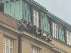 Potresna fotografija iz Praga: Studenti se sakrili od napadača na krovu univerziteta