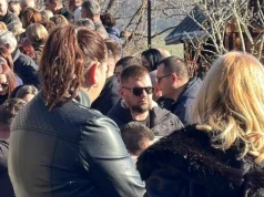 BATO MOJ, NE OSTAVLJAJ NAS: Janjuš priča sa slikom pokojnog brata, mazi je i rida iz sveg glasa! (VIDEO)