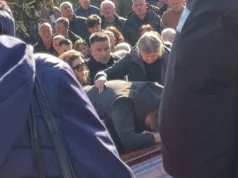 JANJUŠ SKOČIO NA SANDUK POKOJNOG BRATA: Iznenada prekinuta sahrana, majka morala da interveniše! (VIDEO)