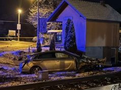STRAVIČNA NESREĆA U BIH: Voz naletio na automobil, vozilo prepolovljeno, užas…