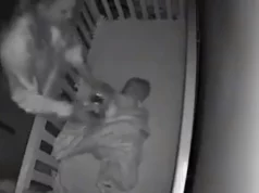 Majka je u toku noći obišla bebu, ali kad se okrenula iza sebe umalo nije “doživjela infarkt”: Detalj na jezivom snimku koji je otkrio šta se tačno desilo